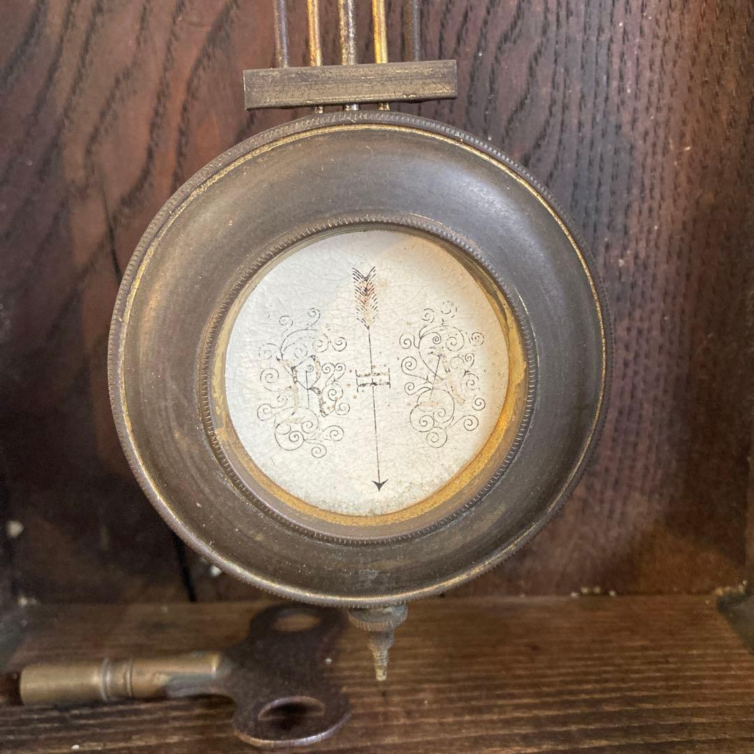 朽ちた黒柿の振り子時計 動作品です。 3面ガラス張り 木彫 壁掛け 油差し付き