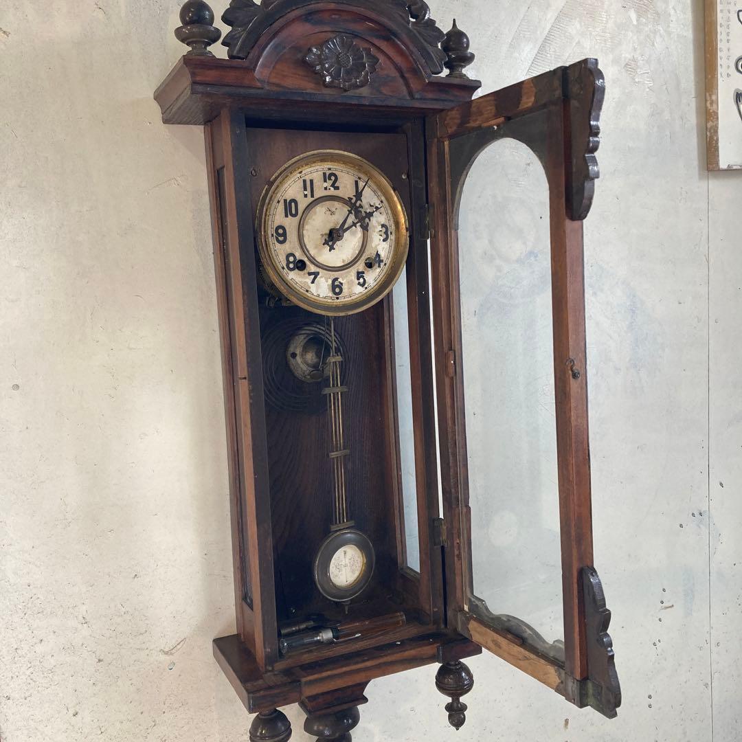 朽ちた黒柿の振り子時計 動作品です。 3面ガラス張り 木彫 壁掛け 油差し付き