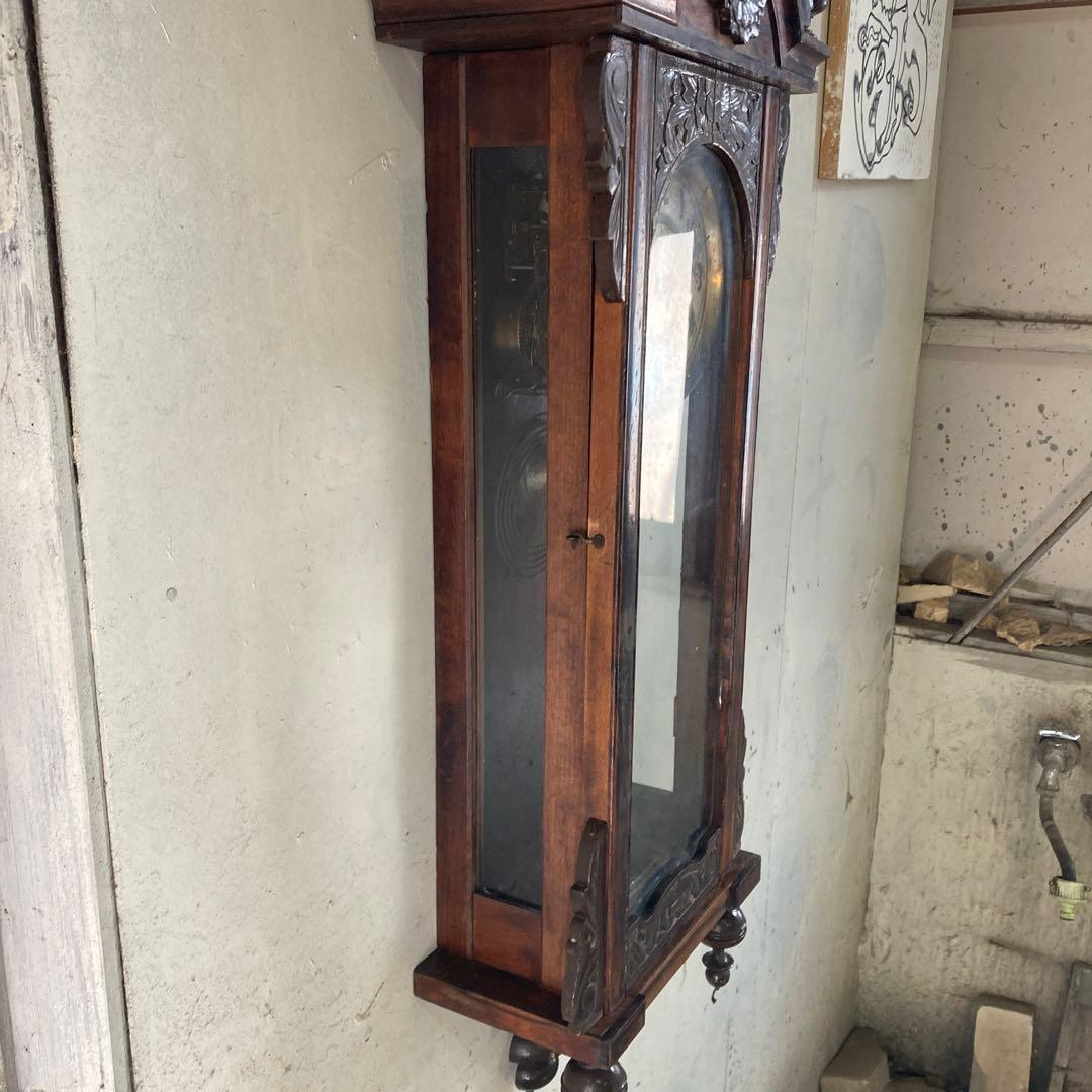 朽ちた黒柿の振り子時計 動作品です。 3面ガラス張り 木彫 壁掛け 油差し付き