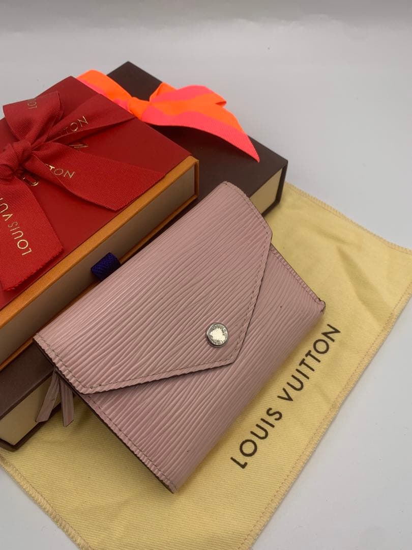 ルイヴィトン エピ ポルトフォイユ ヴィクトリーヌ フューシャ P55