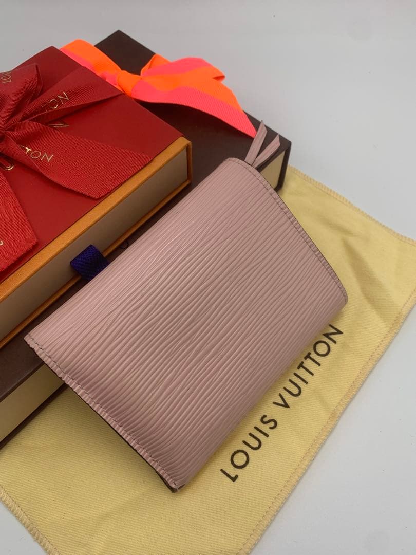 ルイヴィトン エピ ポルトフォイユ ヴィクトリーヌ フューシャ P55