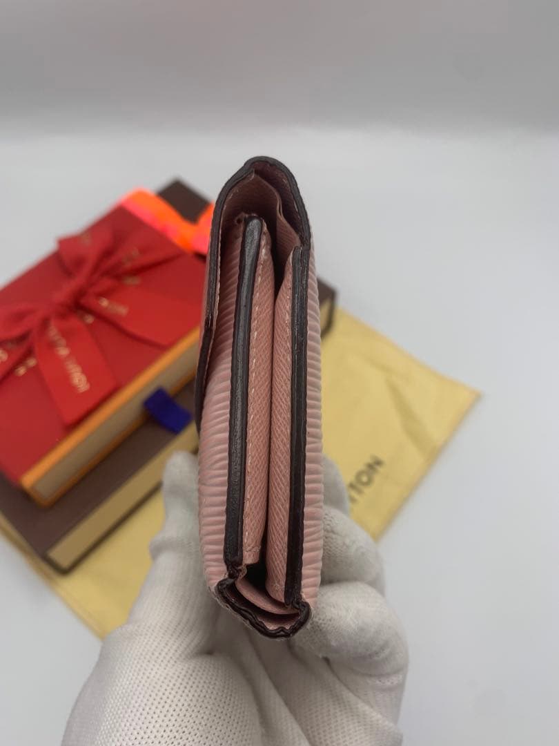 ルイヴィトン エピ ポルトフォイユ ヴィクトリーヌ フューシャ P55