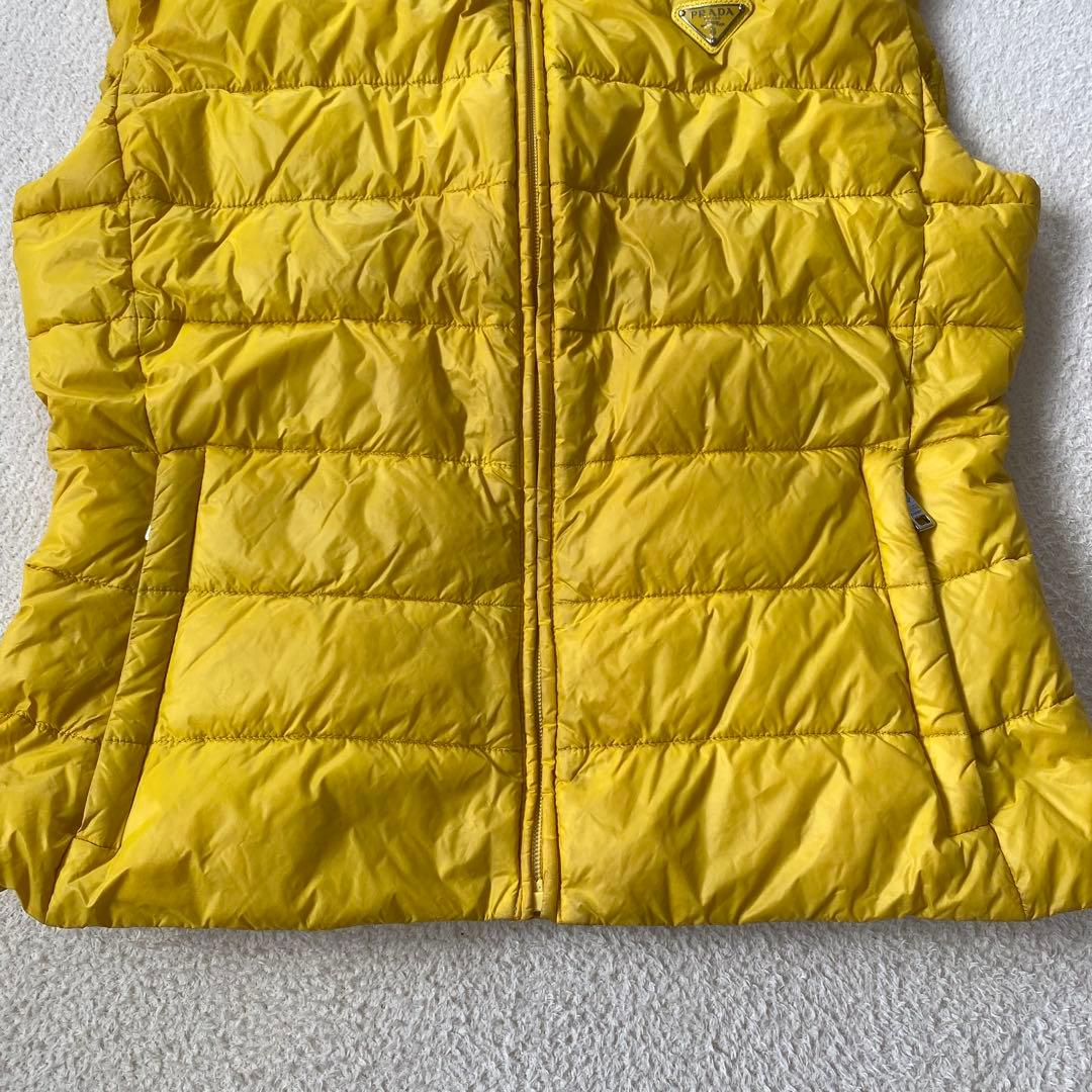 PRADA プラダ 三角ロゴ プレート ダウンベスト イエロー