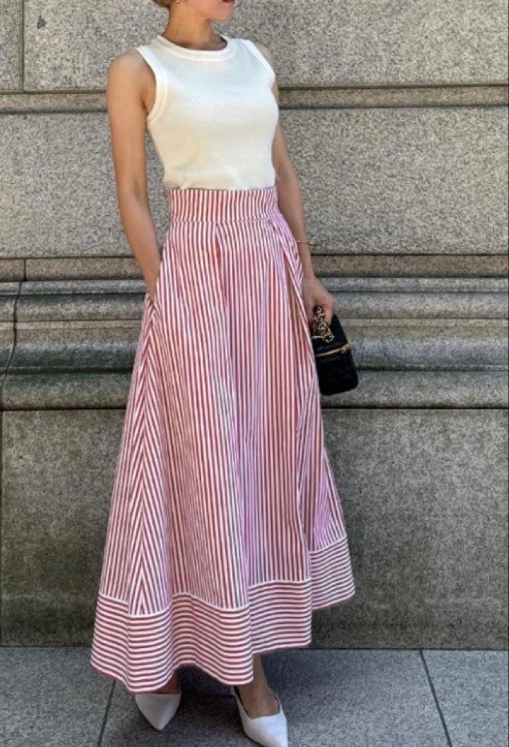 【新品タグ付き】【公式完売】JENNEストライプタックスカート　L レッド