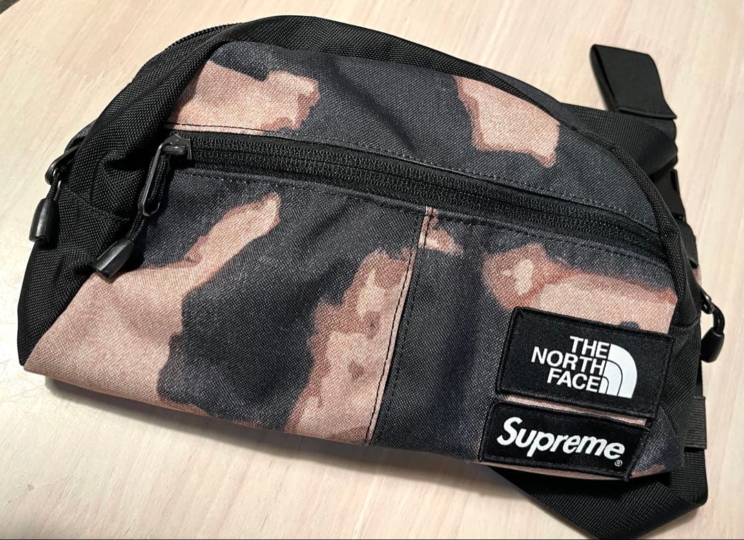 THE NORTH FACE × Supreme 迷彩ボディバッグ