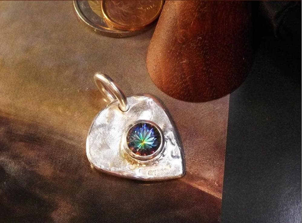 ギターピックモチーフ ペンダントヘッド