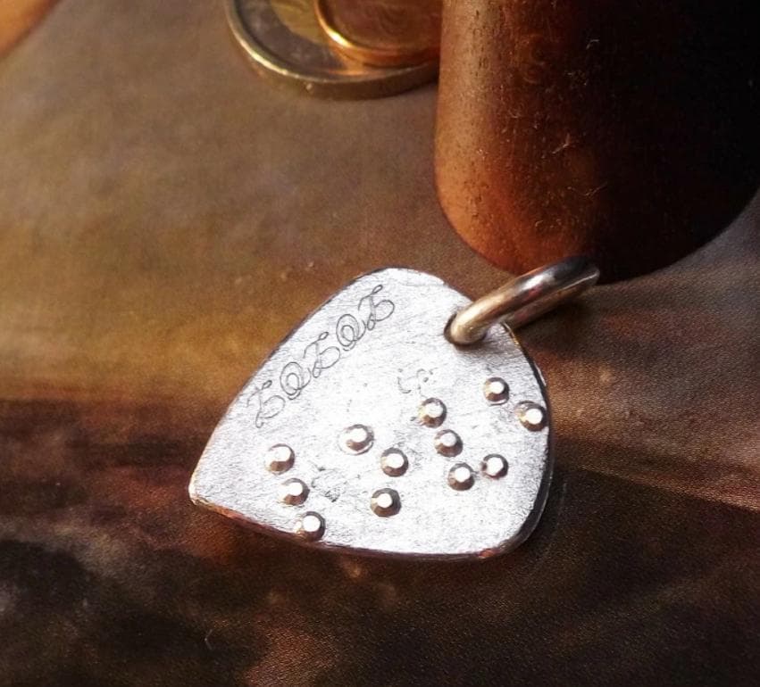 ギターピックモチーフ ペンダントヘッド