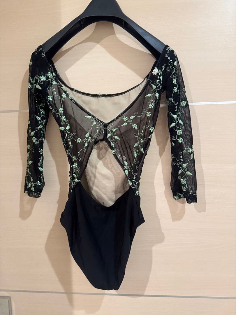 デラノミラノ　黒と緑の刺繍レオタード