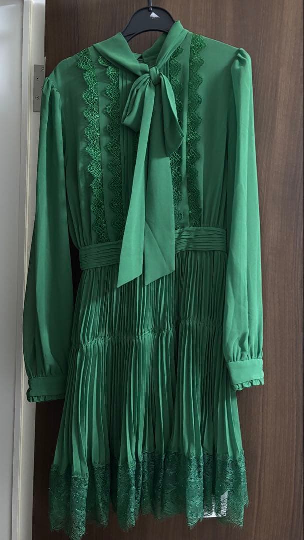 新品 self-portrait グリーンミニドレス サイズ　UK04