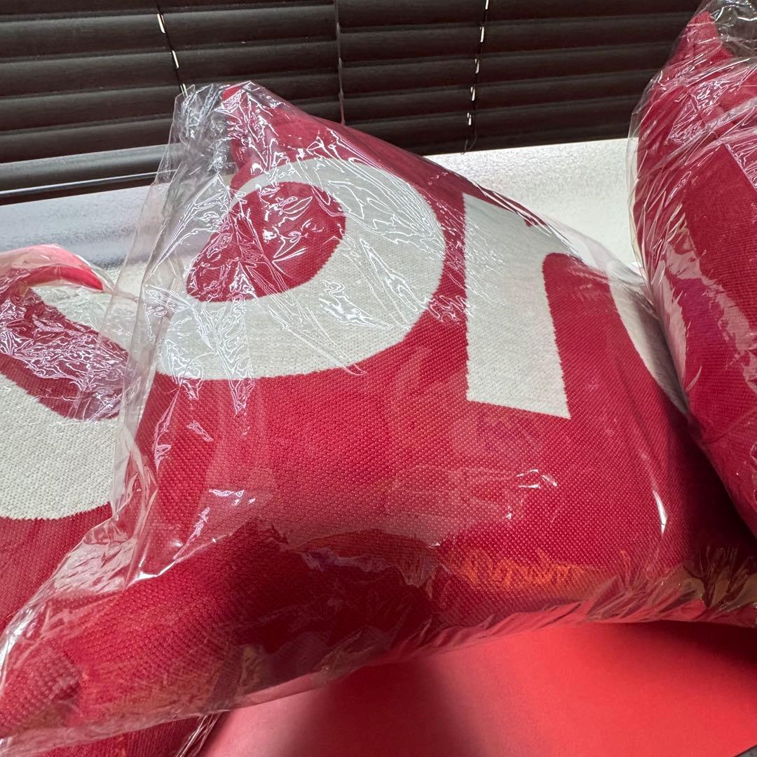 Supreme ロゴ入りレッドクッション 3個セット