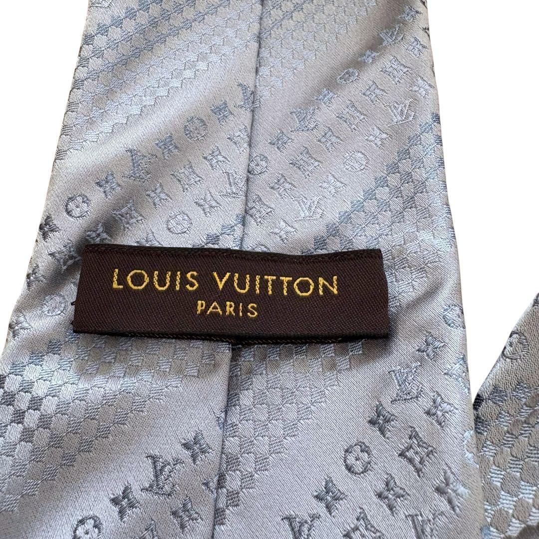 美品！ルイヴィトン ネクタイ シルク100 モノグラム 総柄 シルバー　水色