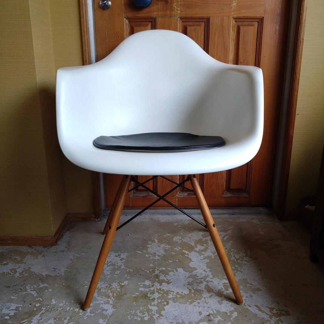 ハーマンミラー　イームズ　アームシェルチェア　座面シート付