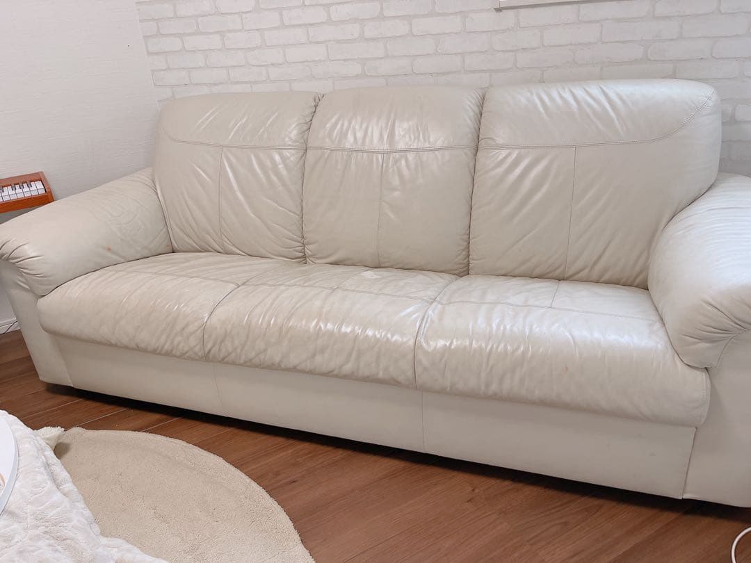 ベージュレザー 3人掛けソファ　合皮　クッション性