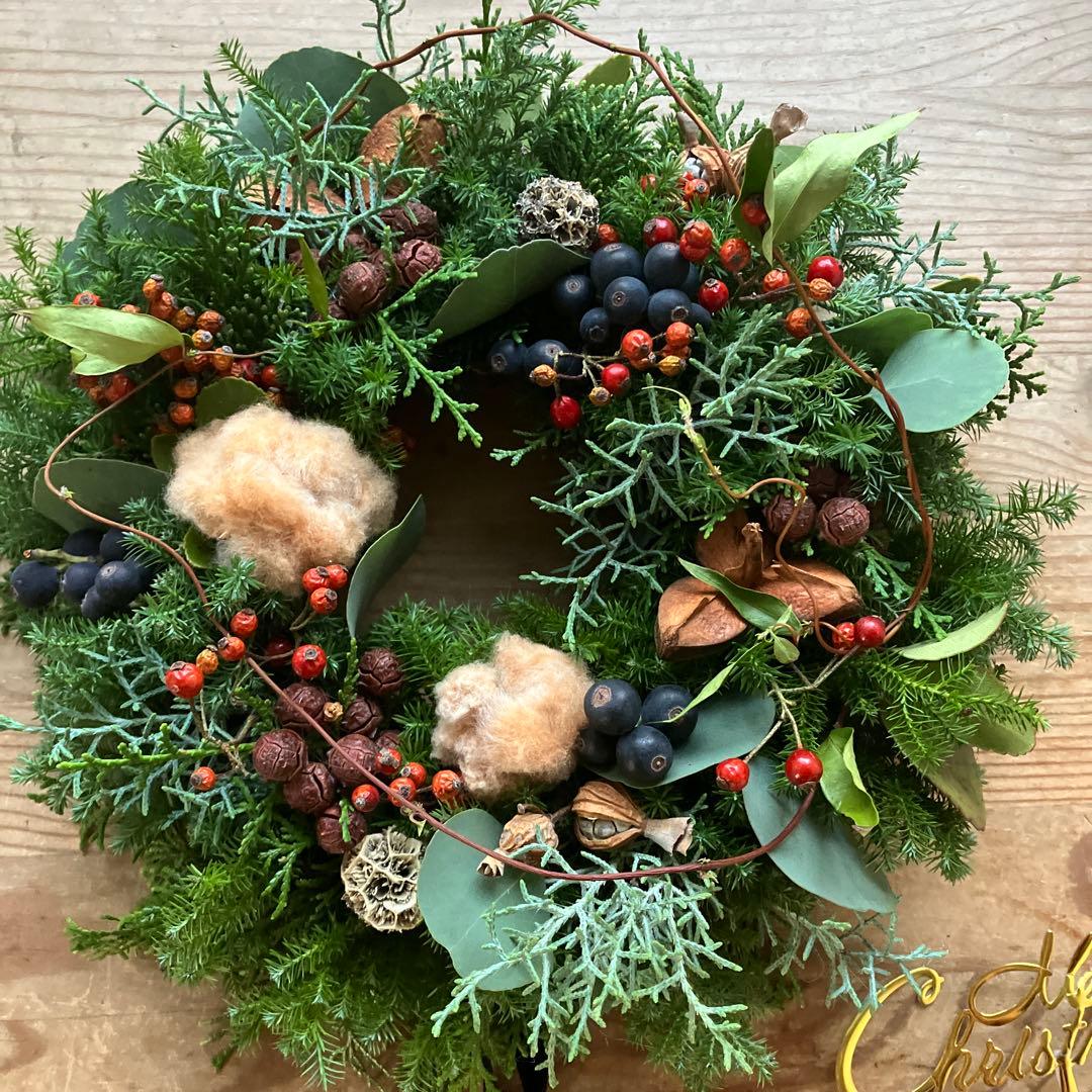 コットンと賑やかな森のクリスマスリース　シャリンバイ　野バラの実