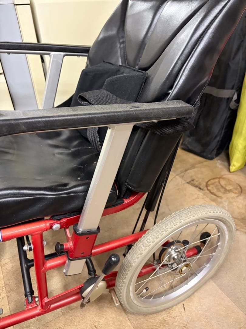 KAWAMURA 赤い介助用車椅子