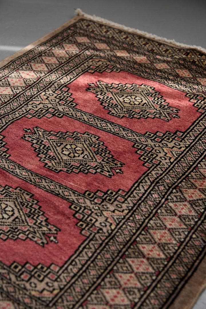 ヴィンテージラグ　トライバルラグ　パキスタン産（90×65cm）赤　ベージュ　黒