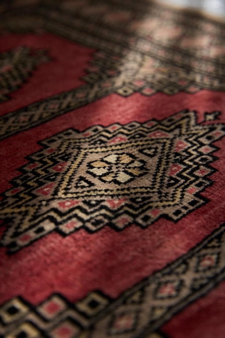 ヴィンテージラグ　トライバルラグ　パキスタン産（90×65cm）赤　ベージュ　黒