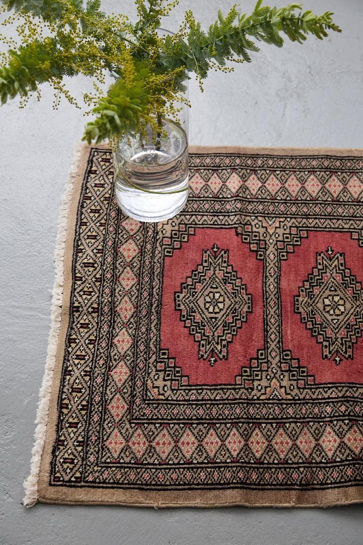 ヴィンテージラグ　トライバルラグ　パキスタン産（90×65cm）赤　ベージュ　黒