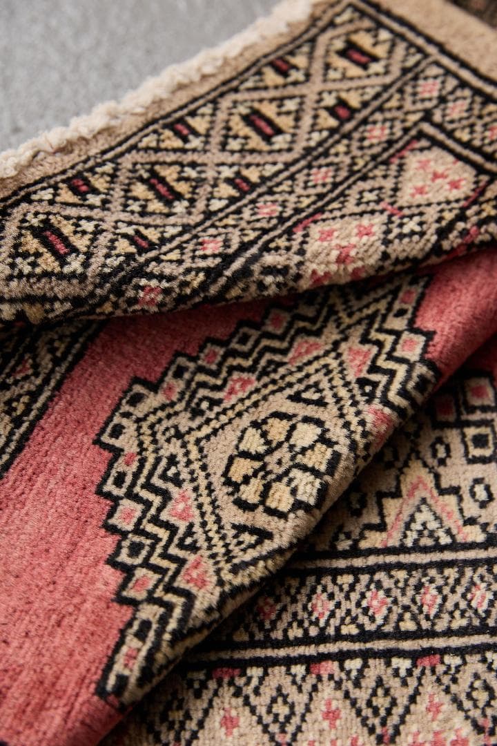 ヴィンテージラグ　トライバルラグ　パキスタン産（90×65cm）赤　ベージュ　黒