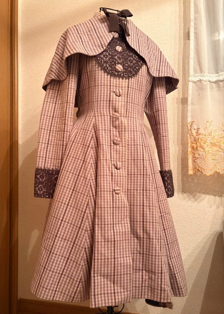 ヴィクトリアンメイデン　ケープ付きロングコート