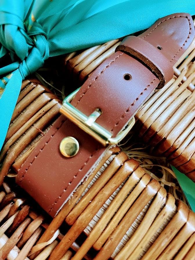 さ*ん様 新登場!!蓋にバックルが!冒険にリビングにウイッカーバスケット屋根上開