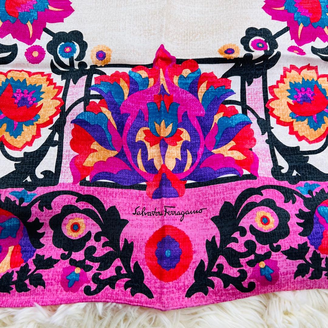 新品　Salvatore Ferragamo スカーフ フラワー 花柄　シルク