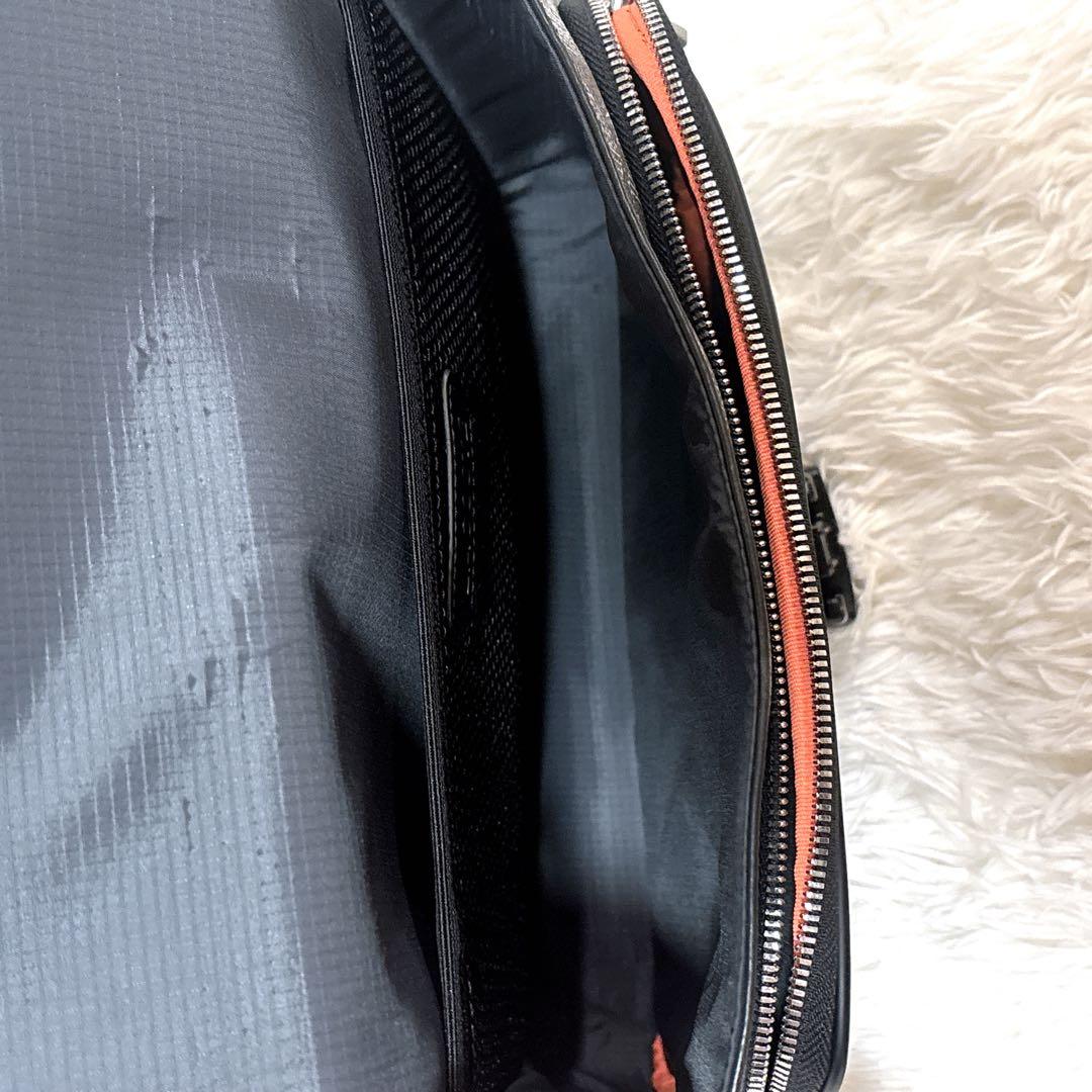 国内完売 希少 美品 LACOSTE モノグラムフラップメッセンジャーバッグ