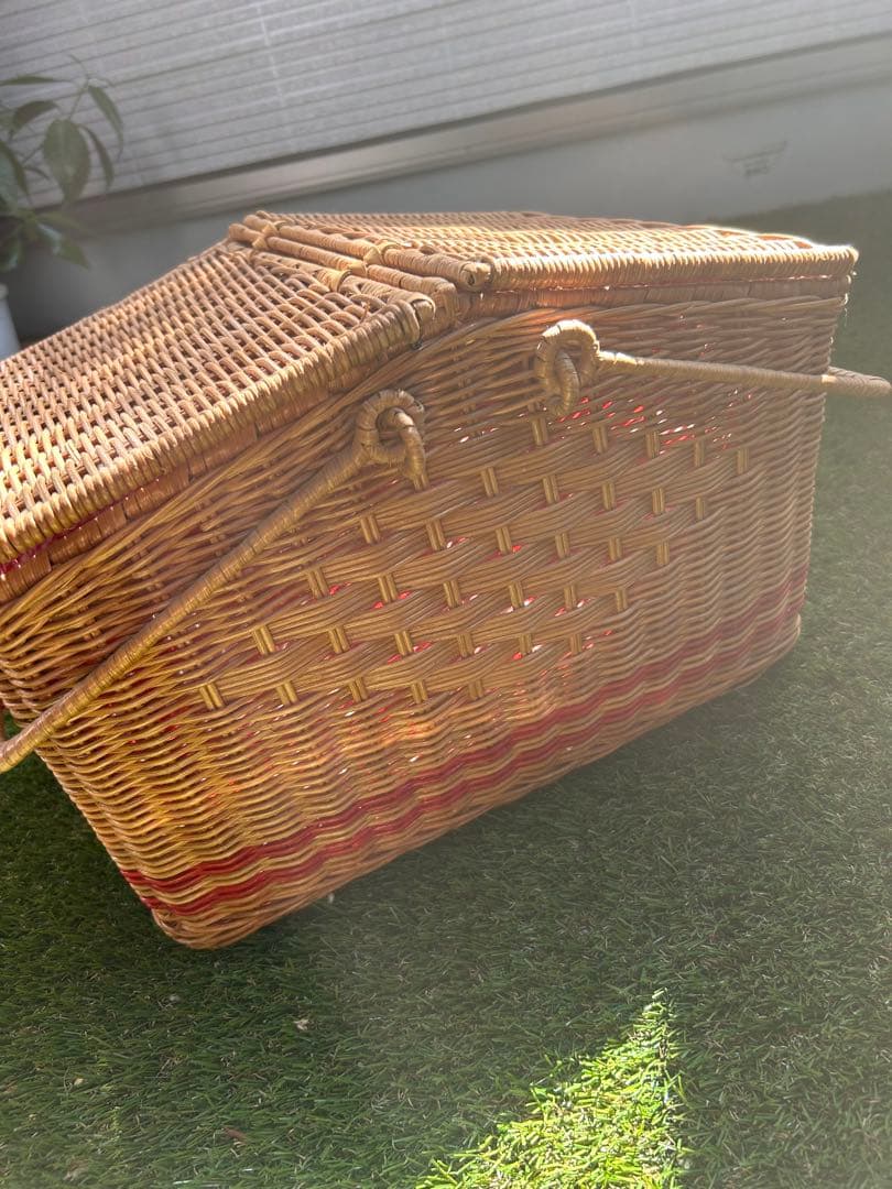 ラタン製 蓋付きバスケット 赤いストライプ