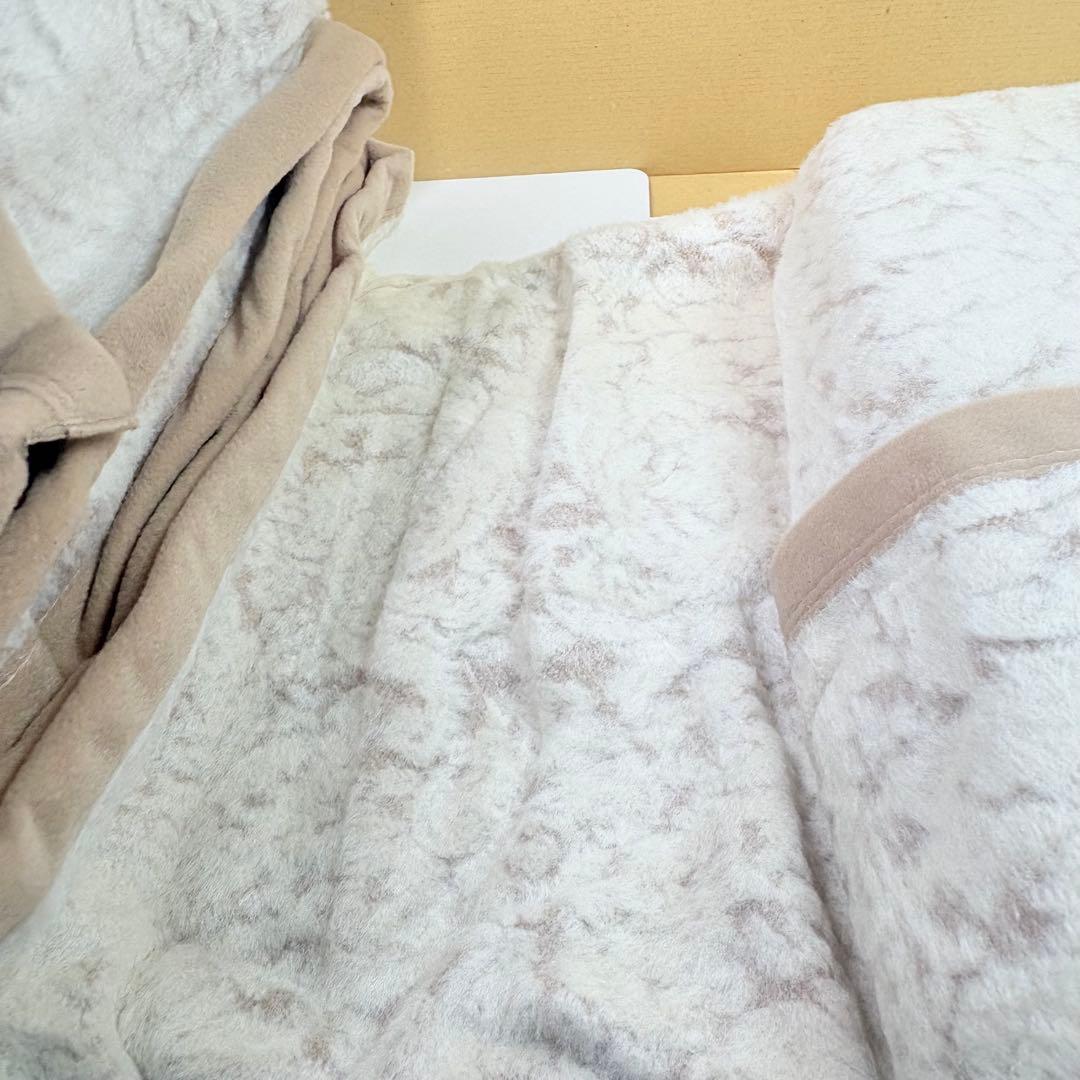 バレンティノ　シルク100%（羽毛部分）高級毛布　140×200cm