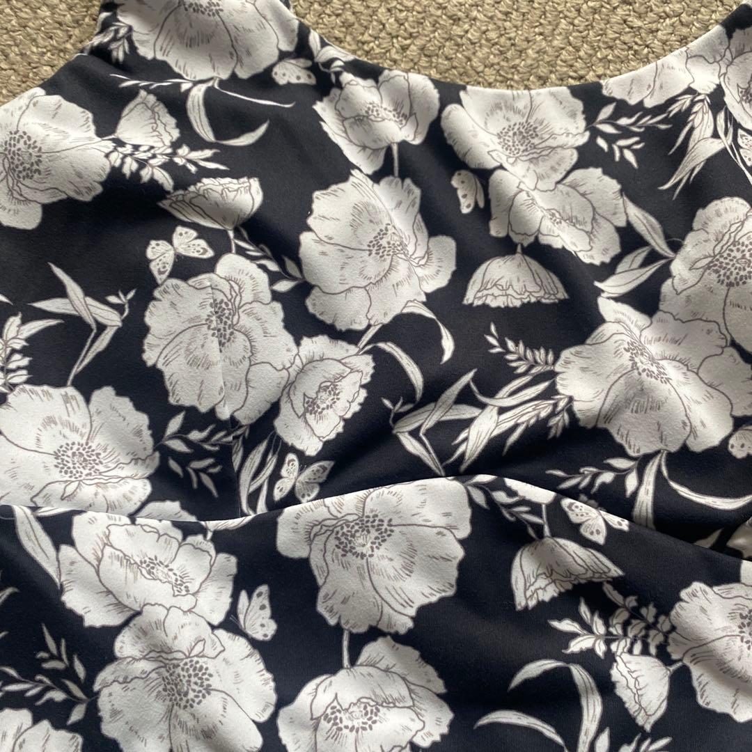 SUKARA ネイビー/ホワイト花柄ヨガウェア