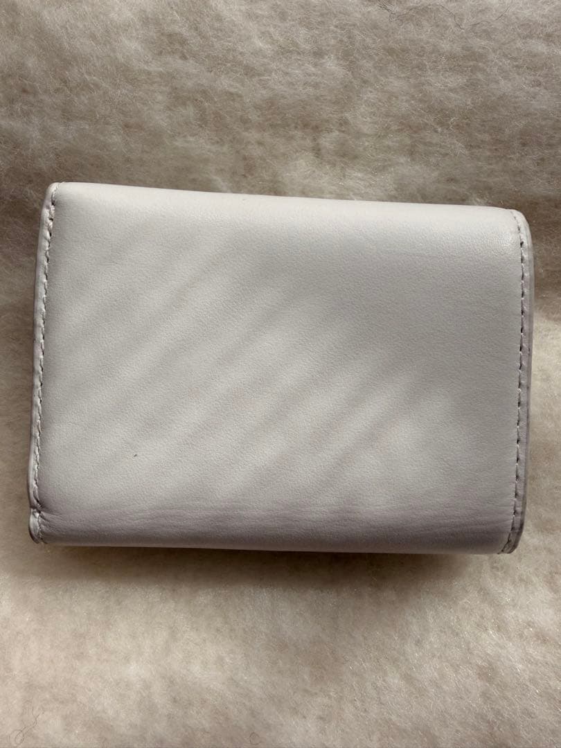 【即購入⭕️】ホワイトレザー三つ折り財布 大きなロゴ付き