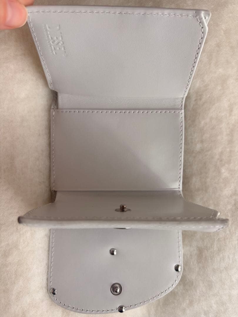 【即購入⭕️】ホワイトレザー三つ折り財布 大きなロゴ付き