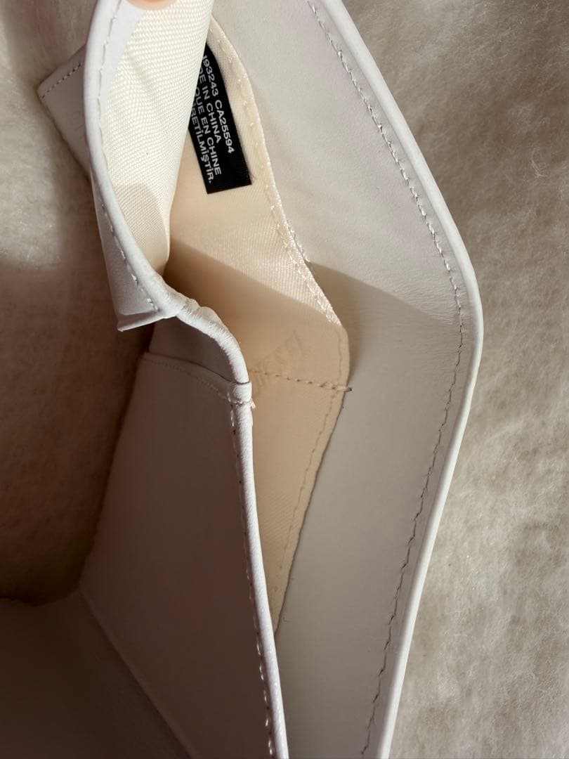 【即購入⭕️】ホワイトレザー三つ折り財布 大きなロゴ付き