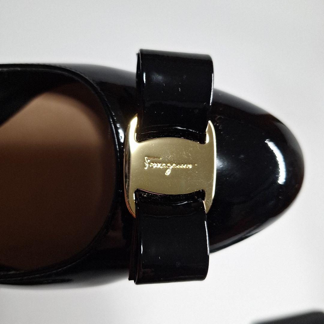 フェラガモ　エナメル太ヒール パンプス　ヴァラリボン　27cm　Vibram