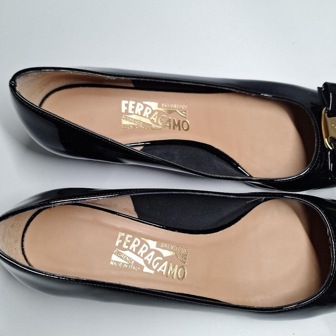 フェラガモ　エナメル太ヒール パンプス　ヴァラリボン　27cm　Vibram