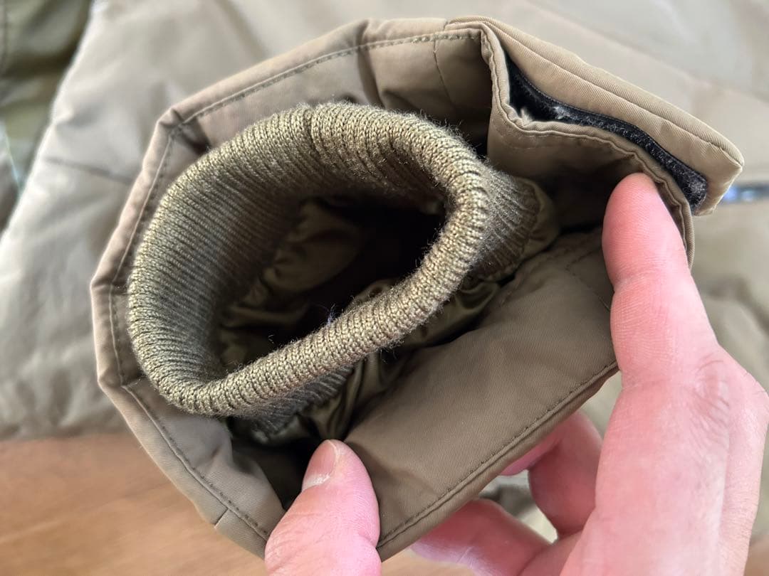 オリーブ色フード付きダウンジャケット