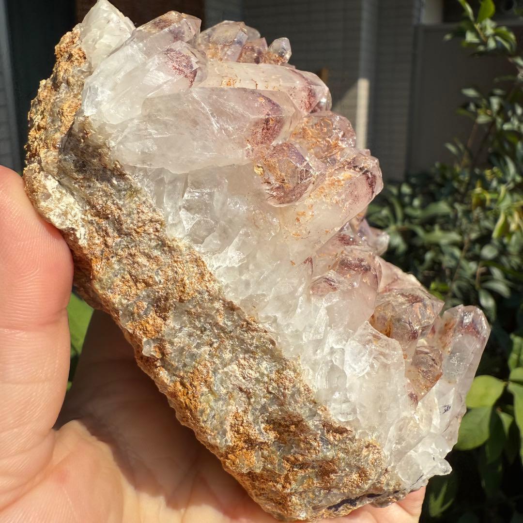 ストロベリーファントムクォーツクラスター　台座付き　ファイヤークォーツ　苺水晶⑤