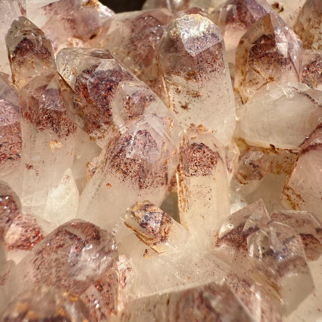 ストロベリーファントムクォーツクラスター　台座付き　ファイヤークォーツ　苺水晶⑤