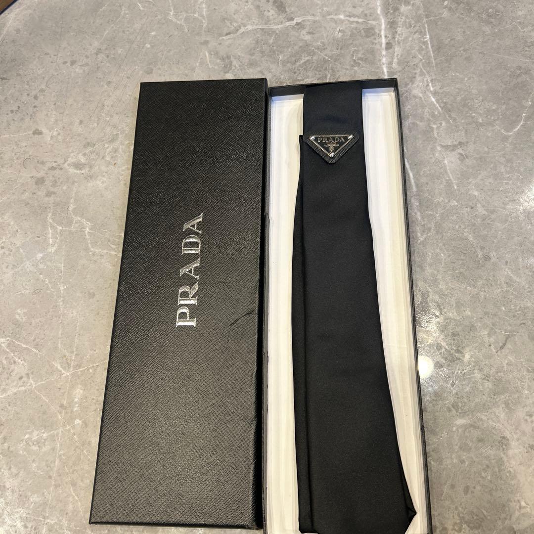 PRADA Re-Nylon キャバジンネクタイ 三角口ゴプレート ブラック