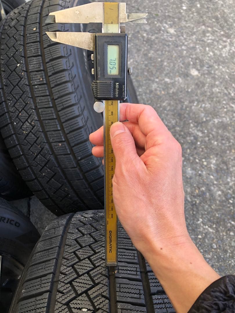 225/65/R17 スタッドレスタイヤ4本セット　取付ナット付き