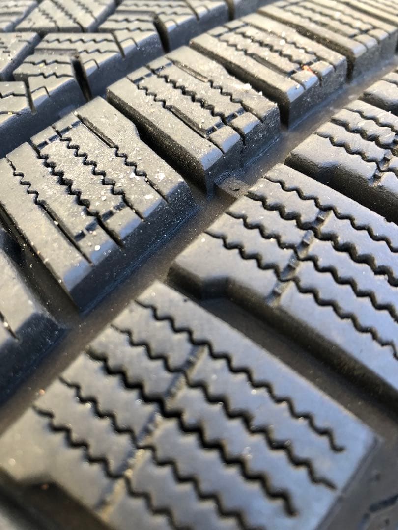 225/65/R17 スタッドレスタイヤ4本セット　取付ナット付き