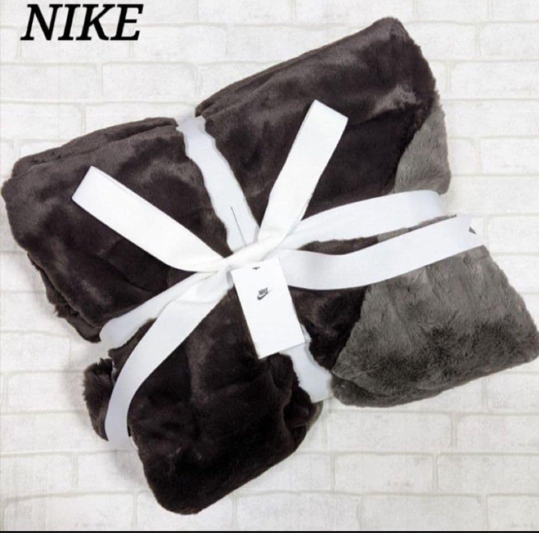 NIKE NSW フェイクファー ブランケット スウォッシュ ブラウン