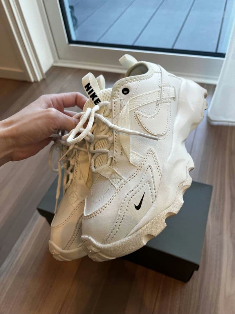 【1時間のみ着用】NIKE TC7900　24cm