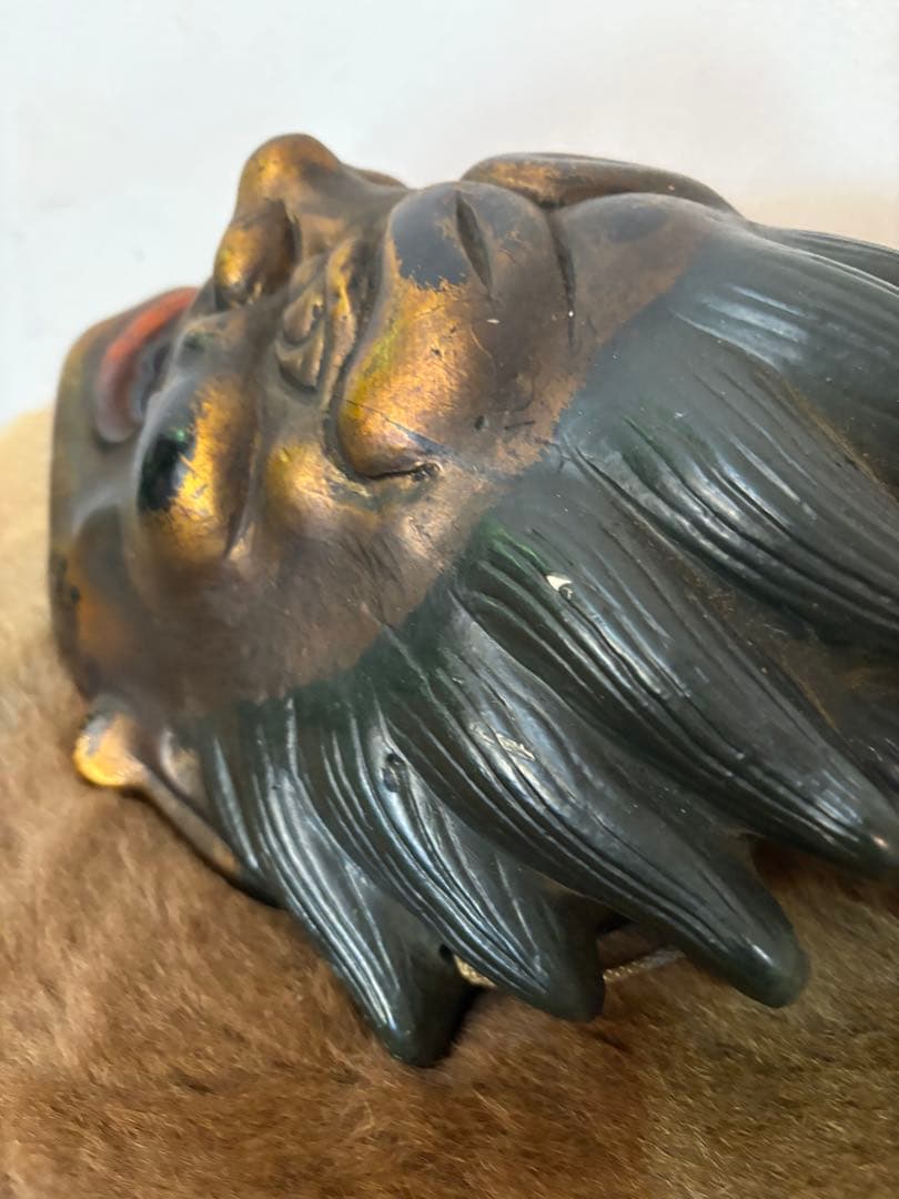 金色と黒色の　鬼の能面　神様　骨董　日本