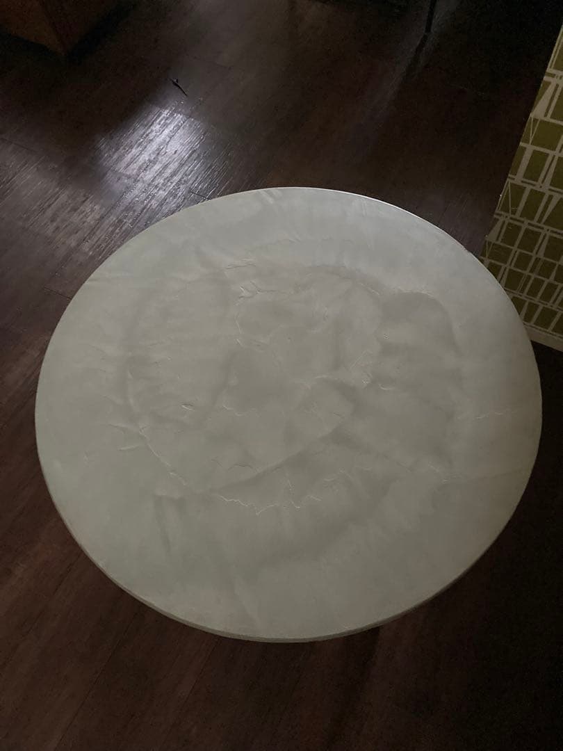 円形｜ラウンドテーブル｜薄塗りモルタル｜ダイニングテーブル