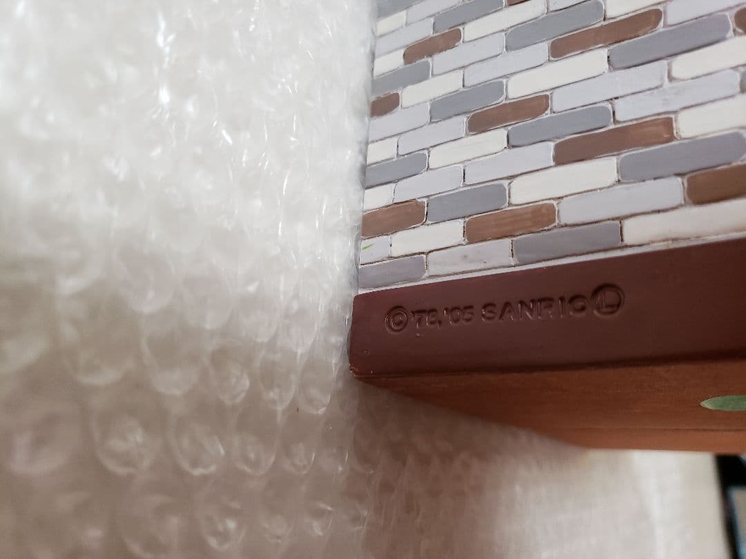 ハローキティ（キティのおうち 2005年製陶器）になります。