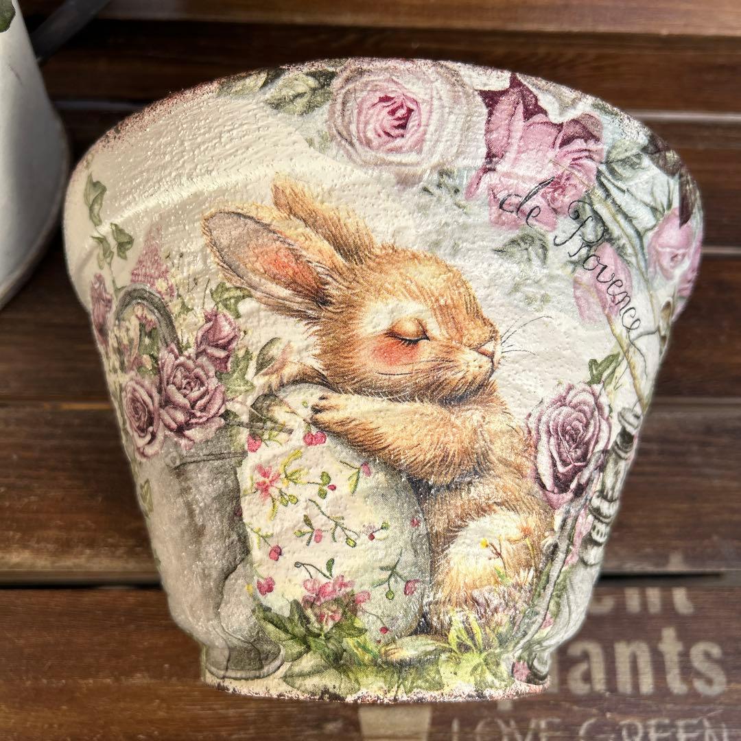 おみつさま　掛けプランターM 白色たまごを抱いたうさぎさん ガーデンローズ