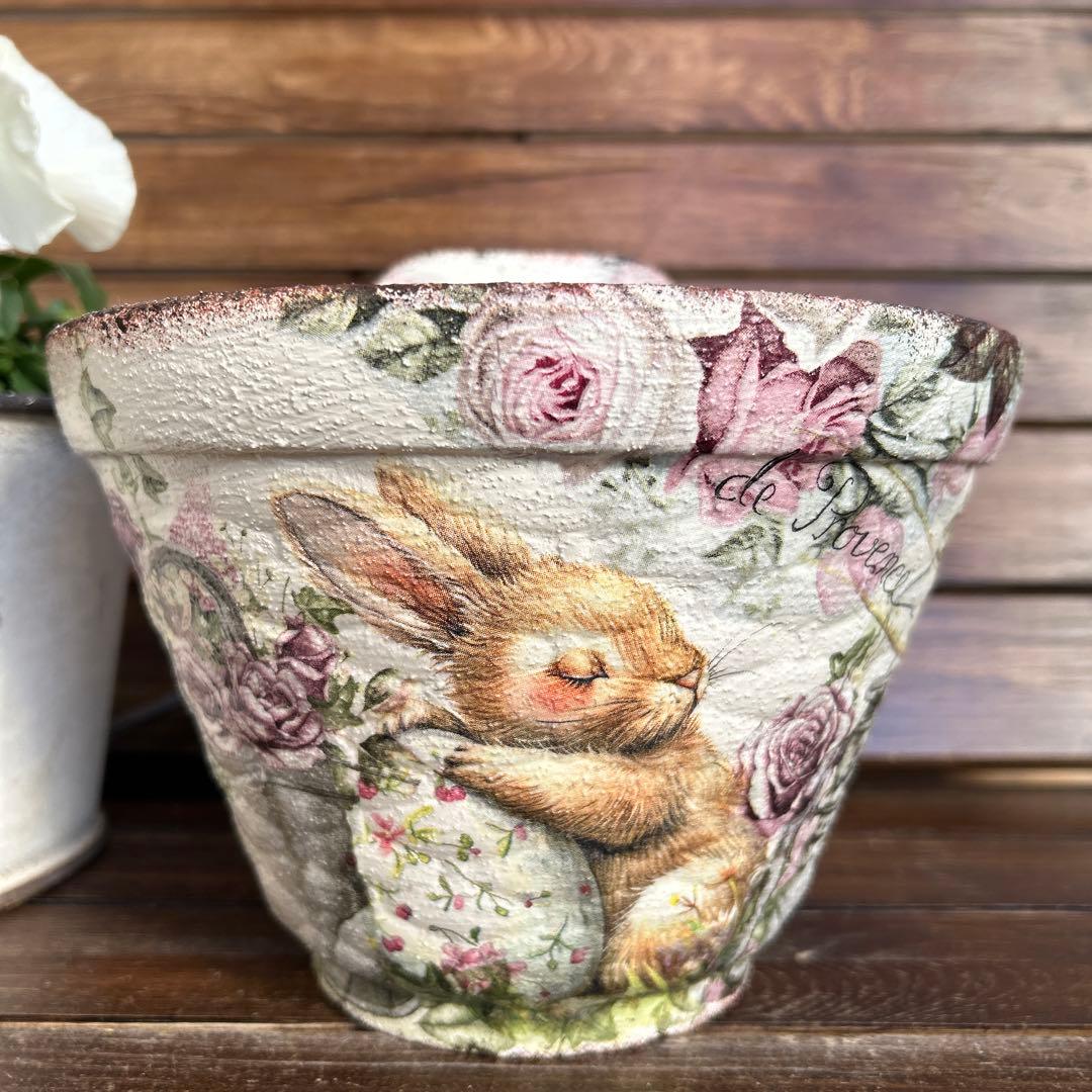 おみつさま　掛けプランターM 白色たまごを抱いたうさぎさん ガーデンローズ