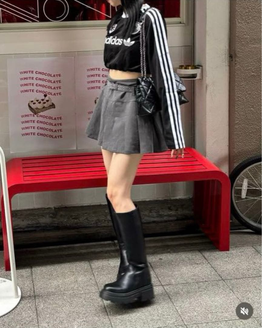 adidas ブラック クロップドトップ