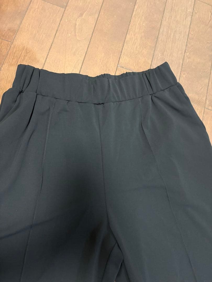 黒のフレアスリーブトップスとワイドパンツセット